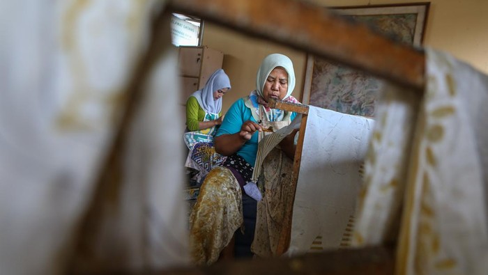 Pekerja membatik di Paradise Batik, Bantul, DI Yogyakarta, Selasa (27/6/2023). Industri Kecil Menengah (IKM) Paradise Batik yang menjual produk batik bercorak kontemporer seharga Rp400 ribu hingga Rp2 juta tersebut menerapkan industri hijau dengan mengolah kembali limbah air dan lilin malam dengan nilai daur ulang mencapai 95 persen. ANTARA FOTO/Hendra Nurdiyansyah/nym.