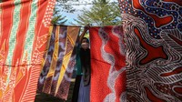 Pekerja menjemur kain batik di Paradise Batik, Bantul, DI Yogyakarta, Selasa (27/6/2023).  