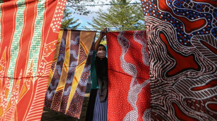 Industri hijau batik tulis Yogyakarta Pekerja membatik di Paradise Batik, Bantul, DI Yogyakarta, Selasa (27/6/2023). Industri Kecil Menengah (IKM) Paradise Batik yang menjual produk batik bercorak kontemporer seharga Rp400 ribu hingga Rp2 juta tersebut menerapkan industri hijau dengan mengolah kembali limbah air dan lilin malam dengan nilai daur ulang mencapai 95 persen. ANTARA FOTO/Hendra Nurdiyansyah/nym.