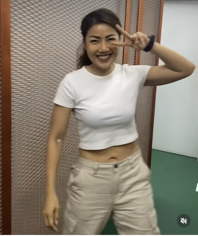 Sejak jadi direktur sebuah merek kecantikan, gaya ibu dua anak ini pun berubah. Hal tersebut diketahui dari berbagai unggahan foto di media sosial miliknya. Foto: Instagram