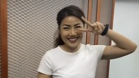 Berfoto dengan busana putih Inge Anugrah, Mantan Istri Ari Wibowo. Foto: Instagram