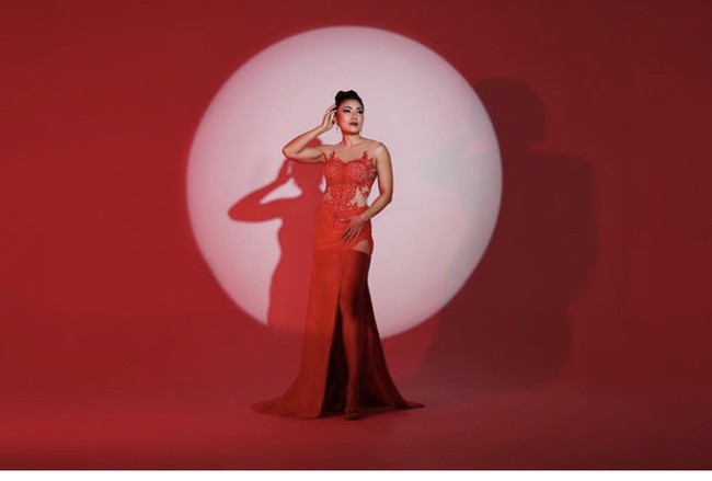 Riasan Inge Anugrah yang bold dengan lipstik maroon pun membuat wajahnya memesona. Foto: Instagram