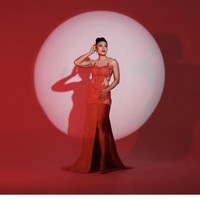 Riasan Inge Anugrah yang bold dengan lipstik maroon pun membuat wajahnya memesona. Foto: Instagram