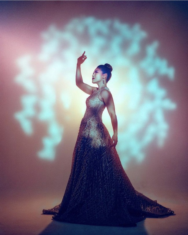 Pada beberapa potret yang dibagikannya, Inge Anugrah berpose bak model. Mengenakan gaun rancangan desainer Jacobs Adithya, Inge Anugrah terlihat cantik. Foto: Instagram