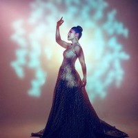 Pada beberapa potret yang dibagikannya, Inge Anugrah berpose bak model. Mengenakan gaun rancangan desainer Jacobs Adithya, Inge Anugrah terlihat cantik. Foto: Instagram