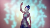 Igne Anugrah berpose dengan hiasan cahaya. Foto: Instagram