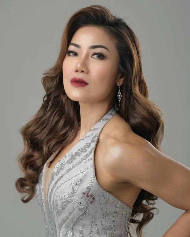 Rambut panjang Inge Anugrah dibiarkan tergerai dengan sentuhan efek gelombang. Gaya rambut simpel seperti wave hair ini memang tak pernah gagal membuat perempuan tampak lebih seksi. Foto: Instagram