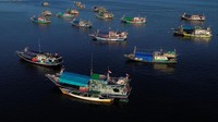 Foto udara sejumlah kapal nelayan berada di Teluk Kendari, Kendari, Senin (26/6/2023). 