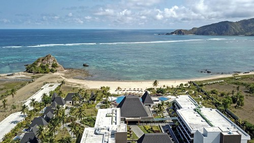 Foto udara hotel Pullman di kawasan wisata KEK Mandalika, Kuta, Praya, Lombok Tengah, NTB, Selasa (27/6/2023). Menurut Mandalika Hotel Association (MHA) hotel yang ada di kawasan Mandalika saat ini rata-rata sudah penuh dipesan oleh kru, pebalap, pihak penyelenggara serta calon penonton meskipun ajang MotoGP Mandalika pada Oktober 2023. ANTARA FOTO/Ahmad Subaidi/nym.