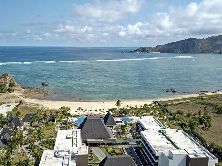 Hotel Megah di Mandalika: Diapit Gunung dan Samudra