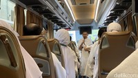 Ustaz dari Maktour membimbing jemaah membacakan niat dan doa-doa selama Wukuf di Arafah. Foto: Doni Wahyudi/detikcom