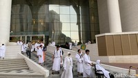 Seluruh jemaah haji dari penjuru dunia sudah mulai melakukan perjalanan ke Arafah sejak Senin (26/6/2023) kemarin. Foto: Doni Wahyudi/detikcom