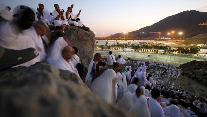 Muslim pilgrims gather on the Mount of Mercy at the plain of Arafat during the annual haj pilgrimage, outside the holy city of Mecca, Saudi Arabia, June 27, 2023. REUTERS/Mohamed Abd El Ghany