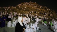 Jemaah haji berkumpul di Jabal Rahmah, Makkah, Arab Saudi, Selasa (27/6/2023). 