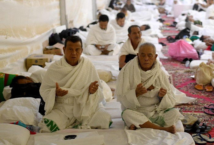 Jamaah calon haji melintas di depan tenda jelang pelaksanaan wukuf di Arafah, Arab Saudi, Selasa (27/6/2023). Sebanyak 228.093 jamaah haji Indonesia akan mengikuti wukuf di Arafah yang merupakan rangkaian prosesi puncak haji 1444 H. ANTARA FOTO/Wahyu Putro A/nym.