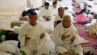 Jemaah calon haji berdoa di tenda jelang pelaksanaan wukuf di Arafah, Arab Saudi, Selasa (27/6/2023).  