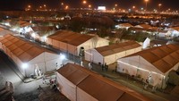 Jemaah calon haji melintas di depan tenda jelang pelaksanaan wukuf di Arafah, Arab Saudi, Selasa (27/6/2023).   