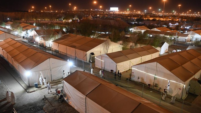 Jamaah calon haji melintas di depan tenda jelang pelaksanaan wukuf di Arafah, Arab Saudi, Selasa (27/6/2023). Sebanyak 228.093 jamaah haji Indonesia akan mengikuti wukuf di Arafah yang merupakan rangkaian prosesi puncak haji 1444 H. ANTARA FOTO/Wahyu Putro A/nym.