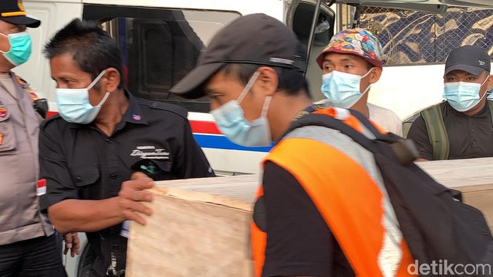 Jenazah korban SAM Air tiba di RS Bhayangkara Jayapura.