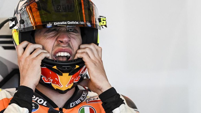 Honda Spanish rider Joan Mir puts on his helmet prior to taking part in the second free practice session of the MotoGP Portuguese Grand Prix at the Algarve International Circuit in Portimao on March 24, 2023. (Photo by PATRICIA DE MELO MOREIRA / AFP)