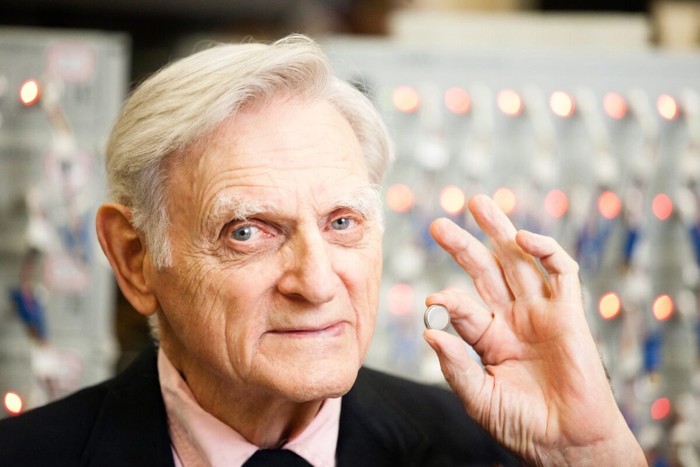 John Goodenough, penemu baterai lithium ion.