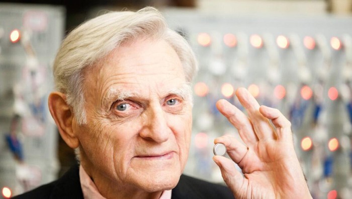 John Goodenough, penemu baterai lithium ion.