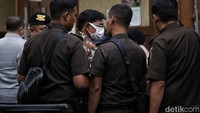 Selain Johnny, dua terdakwa lainnya, yaitu Eks Dirut BAKTI Kominfo Anang Achmad Latif dan Tenaga ahli pada HUDEV UI Yohan Suryanto juga bakal mengajukan eksepsi pekan depan.