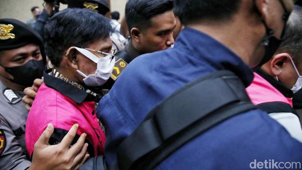 Mantan Menkominfo Johnny G Plate melawan dakwaan yang disampaikan jaksa penuntut umum dalam kasus korupsi BTS 4G Kominfo. Johnny bakal mengajukan eksepsi.