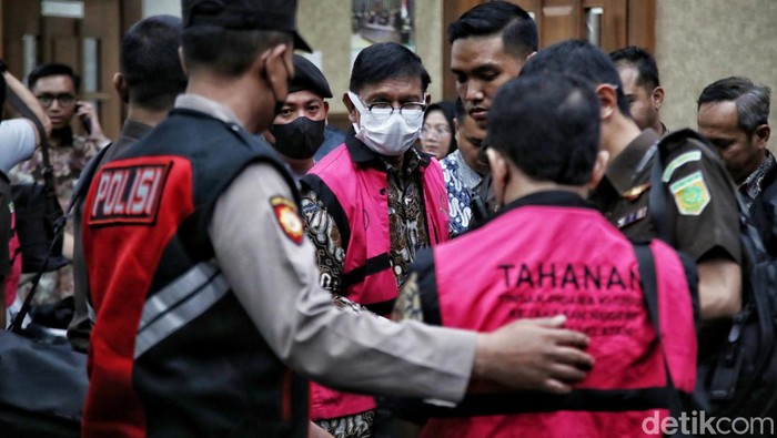 Mantan Menkominfo Johnny G Plate melawan dakwaan yang disampaikan jaksa penuntut umum dalam kasus korupsi BTS 4G Kominfo. Johnny bakal mengajukan eksepsi.