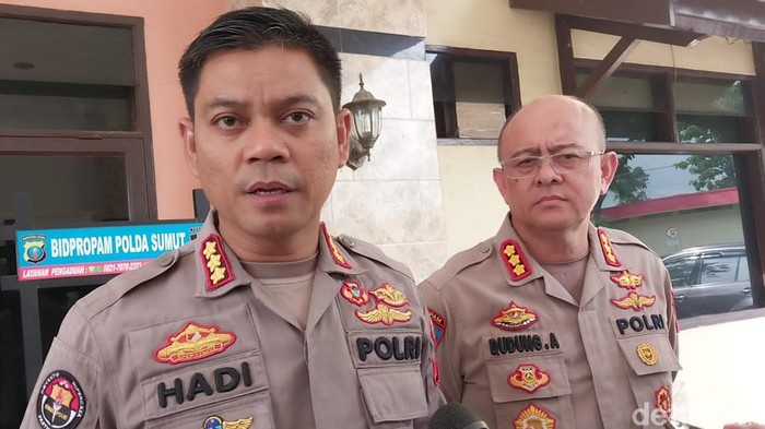 Kabid Humas Polda Sumut Kombes Hadi Wahyudi dan Kabid Propam Kombes Dudung Adijono saat memberikan keterangan (Finta Rahyuni/detikSumut)