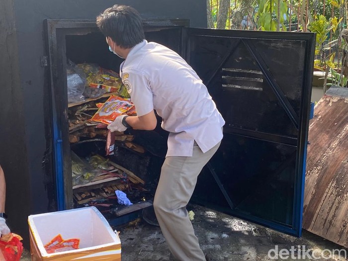 Karantina Pertanian Sorong memusnahkan daging selundupan.
