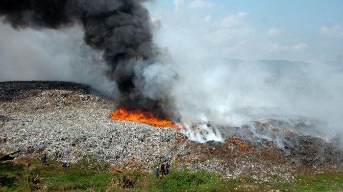 Kebakaran lahan TPA di tegal Petugas berusaha memadamkan api saat kebakaran lahan di Tempat Pembuangan Akhir (TPA) Desa Dermasuci, Kabupaten Tegal, Jawa Tengah, Selasa (27/6/2023). Menurut BPBD Kabupaten Tegal kebakaran yang menghanguskan dua dari lima hektare lahan perbukitan sampah TPA tersebut mengakibatkan gangguan asap bagi pengendara dan warga sekitarnya. ANTARA FOTO/Oky Lukmansyah/nym.