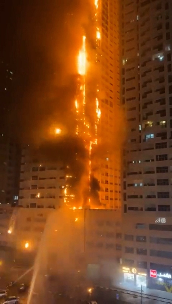Kebakaran melanda gedung apartemen di Ajman, United Arab Emirates, Selasa (27/6). Ini penampakan kobaran apinya.