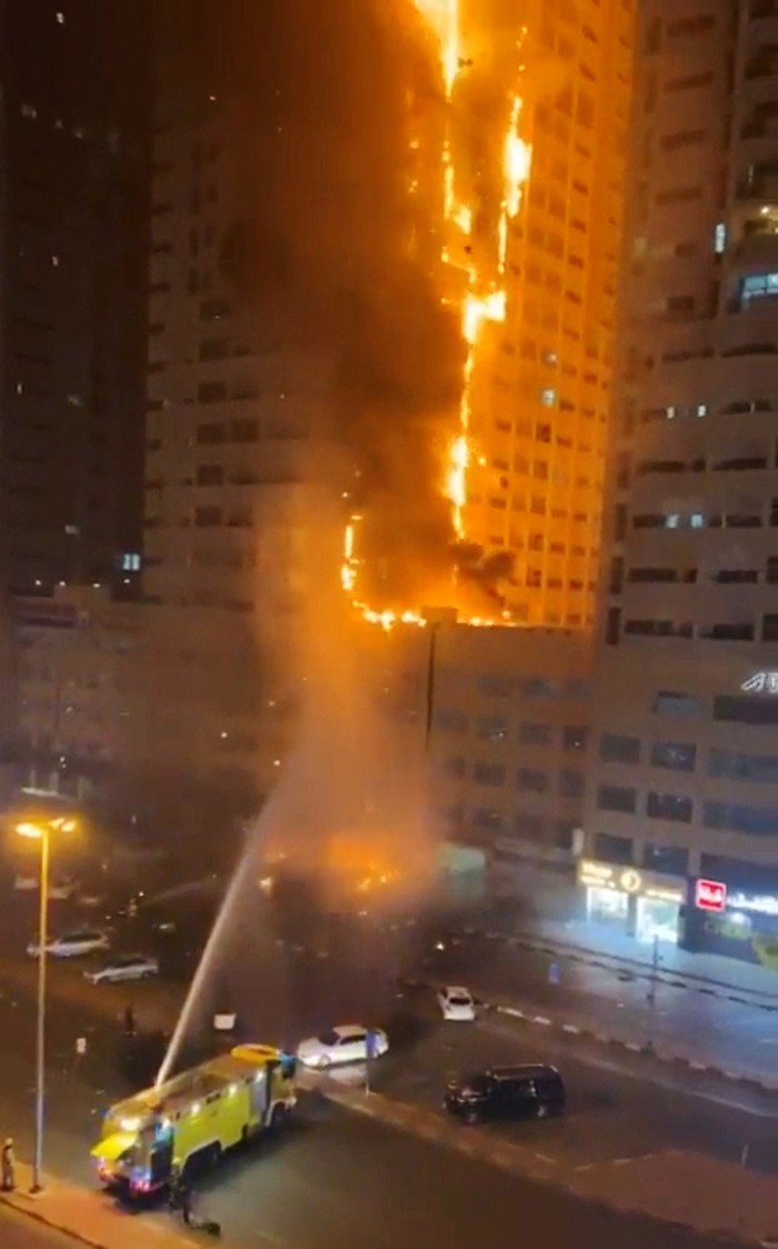 Kebakaran melanda gedung apartemen di Ajman, United Arab Emirates, Selasa (27/6). Ini penampakan kobaran apinya.