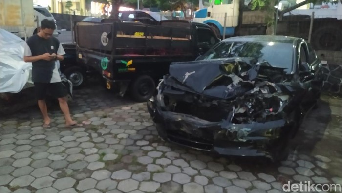 Mobil Honda Accord yang mengalami kerusakan di Kantor Unit Gakkum Satlantas Polres Magelang Kota.