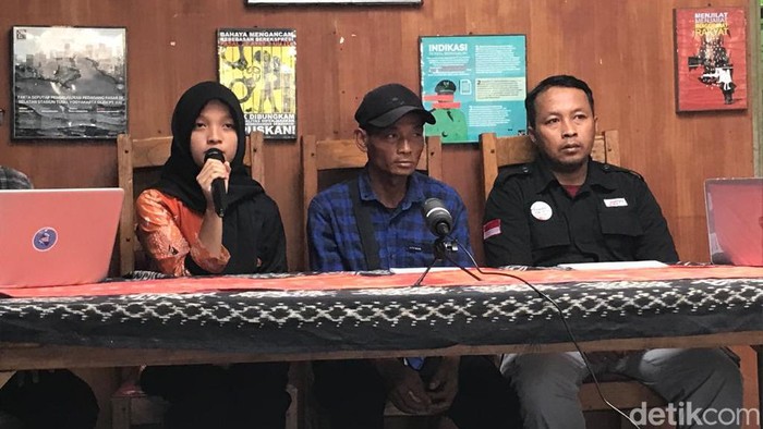 (kiri-kanan) Adik OK Desi, ayah OK Jakam, dan Kakak sepupu OK Purwoko di Kantor LBH Jogja, Selasa (27/6/2023).