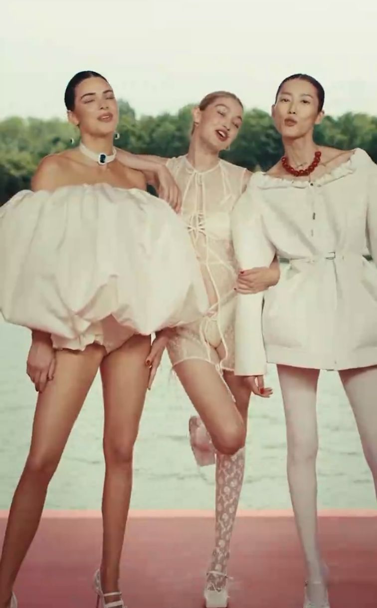 Kendall Jenner di Fashion Show Jacquemus.