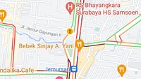 aplikasi Google Maps, warna merah pekat menunjukkan kemacetan terjadi di ruas jalan utama Ahmad Yani, termasuk di Frontage Road Timur arah ke Sidoarjo (Foto: tangkapan layar/detikJatim)