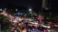 Padatnya kendaraan ini dipicu libur dan cuti bersama yang sangat panjang sejak besok, Rabu (28/6/2023) hingga Minggu (2/7/2023) dalam momen Idul Adha 1444 hijriah. (Foto: Deny Prastyo Utomo/detikJatim)