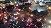 Ada pemotor yang membawa tas-tas besar dengan membawa istri dan anaknya (Foto: Deny Prastyo Utomo/detikJatim)
