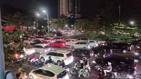 Bundaran Waru yang menuju Medaeng atau Waru tidak bergerak. Dari pantauan tidak ada petugas kepolisian berjaga di kawasan Bundaran Waru (Foto: Deny Prastyo Utomo/detikJatim)