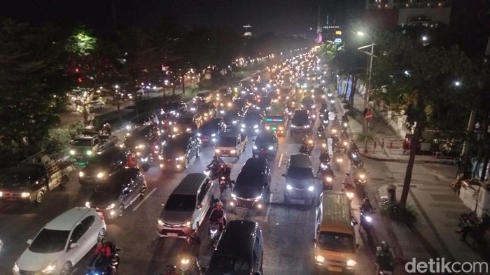 Kepadatan jelang libur panjang Idul Adha di Jalan Ahmad Yani Surabaya.