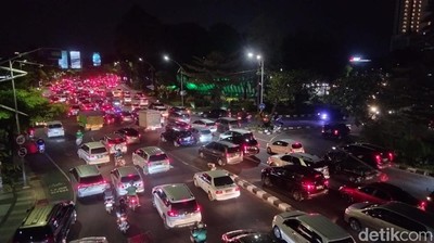 Potret Kemacetan Ruas Jalan Surabaya Arah Sidoarjo Sambut Long Weekend