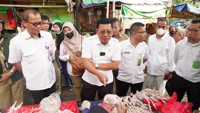 Kepala Badan Pangan Nasional, Arief Prasetyo Adi mengecek harga daging ayam ras di Pasar Palmerah
