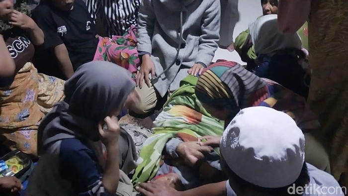 Keterangan: Empat orang warga Garut pingsan usai tolong emak-emak masuk sumur.