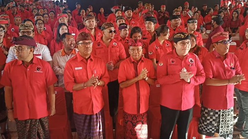Ketua DPD PDIP Bali Wayan Koster (tengah) bersama seluruh kader PDIP dari seluruh Bali dalam acara pelantikan DPD BMI Bali di Gedung Kesenian I Ketut Maria, Selasa (27/6/2023). (chairul amri simabur/detikBali)