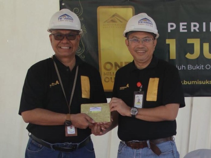 Kiri: General Manager of Operations PR BSI Roelly Fransza

Kanan: Presiden Direktur PT BSI Adi Adriansyah Sjoekri