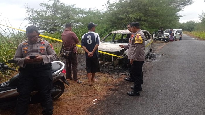 Kondisi bangkai mobil gosong misterius yang ditemukan di ruas jalan Pantai Glagah-Pantai Congot, Kapanewon Temon, Kulon Progo, Selasa (27/6/2023).