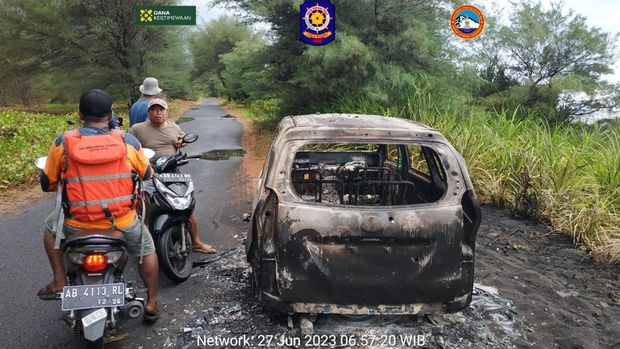 Kondisi bangkai mobil gosong misterius yang ditemukan di ruas jalan Pantai Glagah-Pantai Congot, Kapanewon Temon, Kulon Progo, Selasa (27/6/2023).
