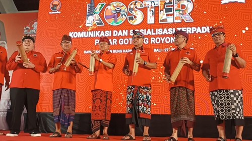 Ketua DPD PDIP Bali Wayan Koster (tiga dari kiri) dalam pelantikan DPD BMI Bali di Gedung Kesenian I Ketut Maria, Tabanan, Selasa (27/6/2023).